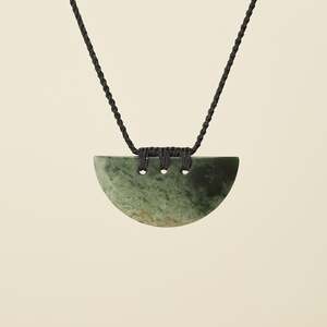 Kōuma Breastplate Flower (Putiputi) Pounamu Medium Pendant