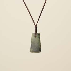 Gifts For Pepi Tamariki: Toki Kōkopu Pounamu Small Pendant, Brown Binding