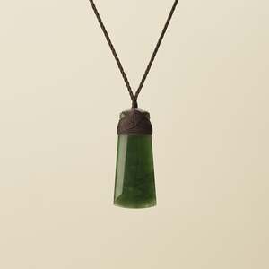 Medium Kawakawa Pounamu Toki, Brown Binding