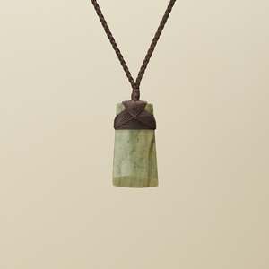 Toki Raukaraka Pounamu Medium Pendant