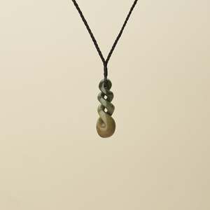 Pikorua Twist: Pikorua Pounamu Triple Medium Pendant