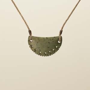 Kōuma Breastplate Notch Medium Raukaraka Pounamu
