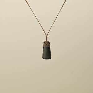 Kawakawa Pounamu Toki XS Pendant, Tan Binding