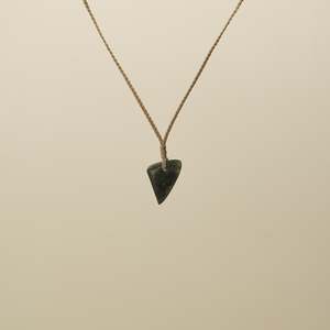 Kawakawa XS Niho Pounamu Pendant, Tan Binding