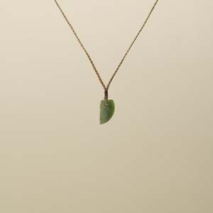 Inanga XS Niho Pounamu Pendant, Tan Binding