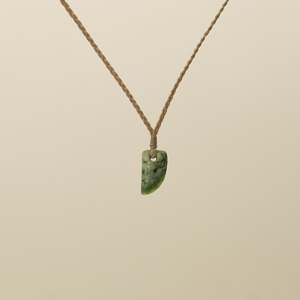 Kahurangi XS Niho Pounamu Pendant, Tan Binding