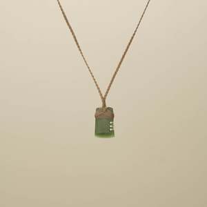 Kahurangi XS Notched Toki Pounamu Pendant, Tan Binding