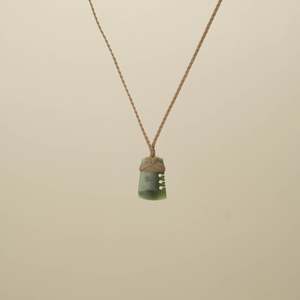 Kahurangi Inanga XS Toki Pounamu Pendant, Tan Binding