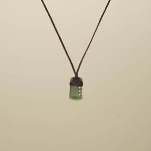 Kahurangi XS Notched Toki Pounamu Pendant, Brown Binding