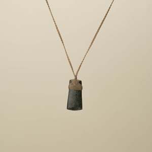Kawakawa XS Toki Pounamu Pendant, Tan Binding