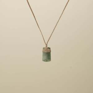 Inanga XS Toki Pounamu Pendant, Tan Binding