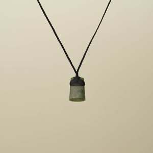 Raukaraka XS Toki Pounamu Pendant, Black Binding