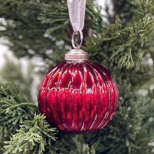 Christmas: Red Ribbed Glass Bauble