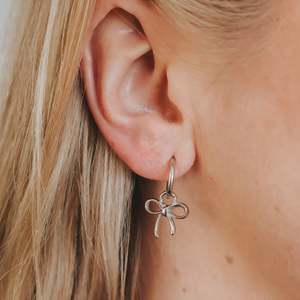 Mama: Bow Hoops | Silver