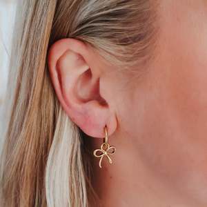 Bow Hoops | Gold