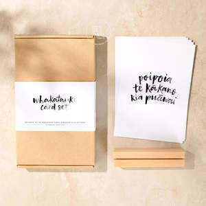 Maimoa Creative: Whakataukii Card Set + Wooden Stand (Affirmation Collection) - Maimoa Creative