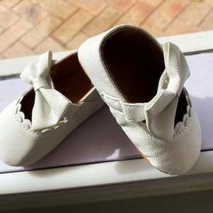 Gift Ideas For Kids: Softshell baby shoes - White