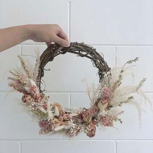 Wreaths: Natural Pinky Wreath