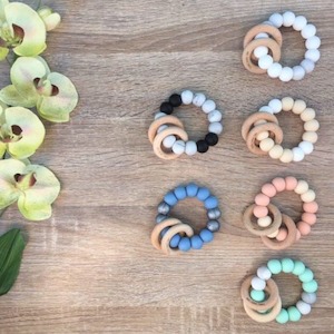 RATTLE Silicone & wood teether