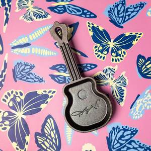 Lodge: Lodge x Dolly Mini Rockstar Guitar Skillet 27cm