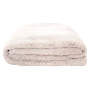 20 05 Winter Must Haves: Frida Faux Fur Throw - Snow