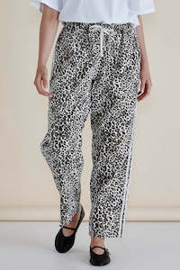 BETTY BASICS Quinn Cotton Jogger Leopard Print