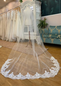 Color Lavender: Luxurious scallop lace trim veil in white in 3 metre length Express NZ Wide