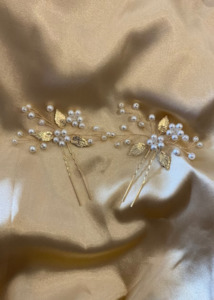 Accessories: Gold leaf twin pearl hair pin set Express NZ Wide