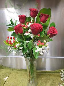Bouquets: 6 Roses in a glass vase