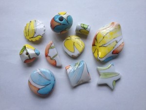 10 White beads flowery markings Beadzone