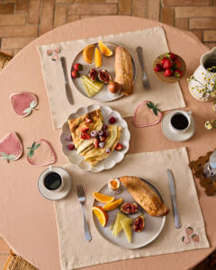 Les Fruits Fraise Placemats (Set of Four)