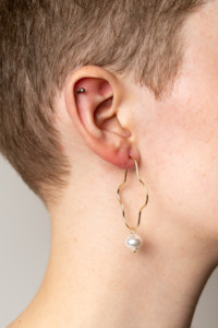 Dali Squiggle Hoops - Pearl/Gold.