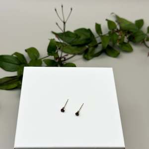 Iris Stud 3mm - Garnet