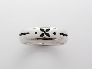 Products: Single Tapa Flower Narrow Ring benflynn