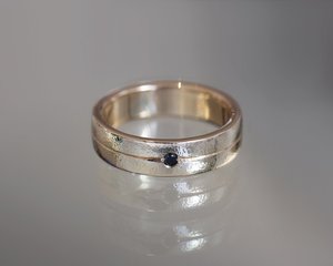 Men's Wedding Band with Black Diamond and Hammered Finish. - Benjamin Black Goldsmiths