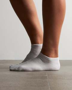 Accessories: UNISEX WHITE BAMBOO ANKLE SOCKS S/M