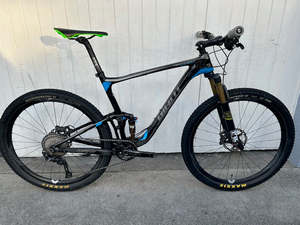 Mountain Bikes: Giant Anthem Carbon 27.5 MTB with Giant composite wheels - Large