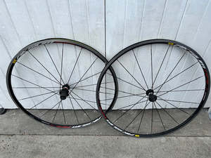 Mavic Aksium Race wheelset (11 Speed)