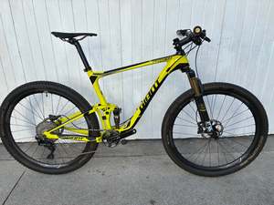 Mountain Bikes: Giant Anthem Advanced 1 Carbon 27.5 DISC MTB - Large