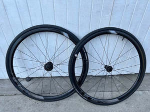 Wheelsets: Giant SLR One 30mm TLR Carbon DISC wheelset (11 Speed)