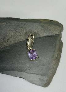 Kick In The Eye: Clip-on charm