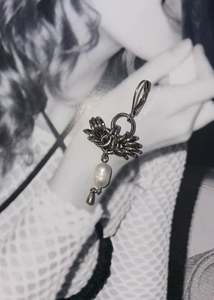 Abigail Steel Chains: Rosary chainmail earring with freshwater pearl