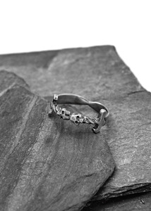 Double skull dagger ring