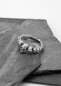 Jewellery: Band of skulls ring