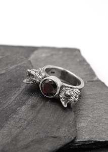 Jewellery: Double cat head ring with garnet