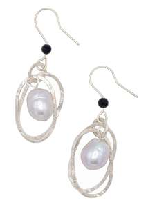 Jewellery: Pearl hammered chain earrings