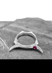 Jewellery: Horned ruby ring