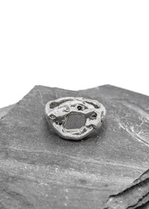 Jewellery: Cavity Ring