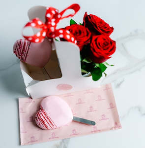 Frontpage: Red Rose Carry Bag with Heart Cakesicles