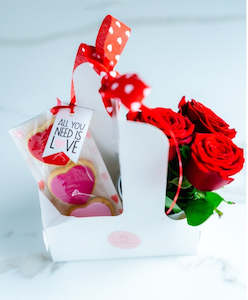 Frontpage: Red rose carry bag with Heart Shaped Cookies